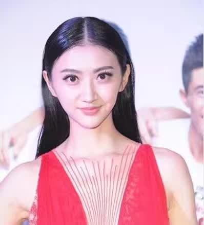 中分和侧分哪个显脸小,选对了发型才会有改变