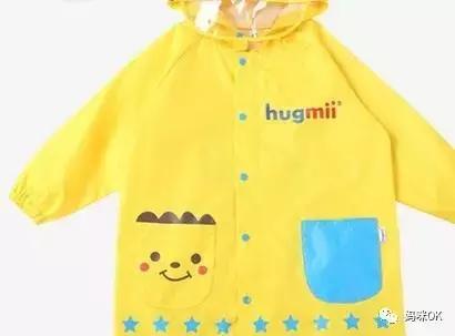 出去玩下雨穿雨衣还是打伞方便,下雨天穿上雨衣出去玩