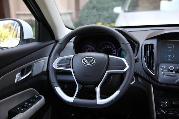 宋楠:甩开套路试驾1.3T北汽幻速S5