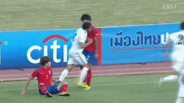 韩国足球恶意犯规飞踹,飞踢韩国拳手