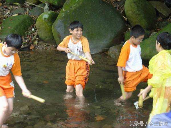 三秒做个最简单的竹子水枪,童年水枪做玩具