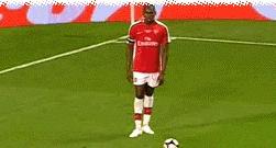 体育踢球搞笑名场面,足球运动场上的搞笑瞬间