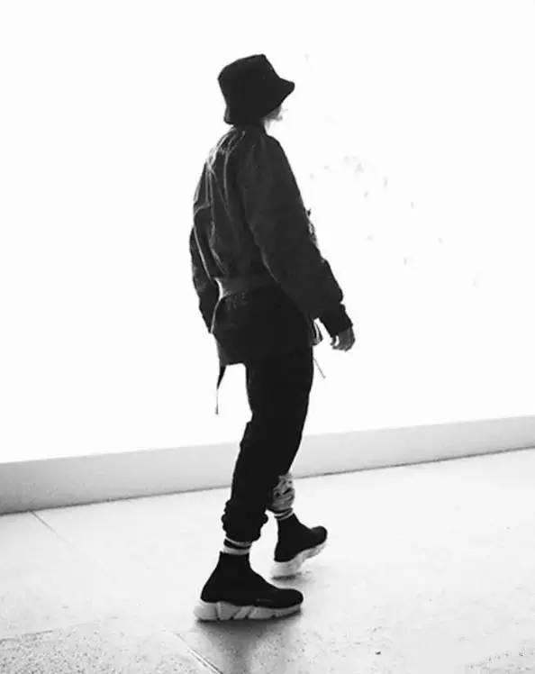 巴黎世家袜子鞋经典百搭上脚图,越丑越时尚