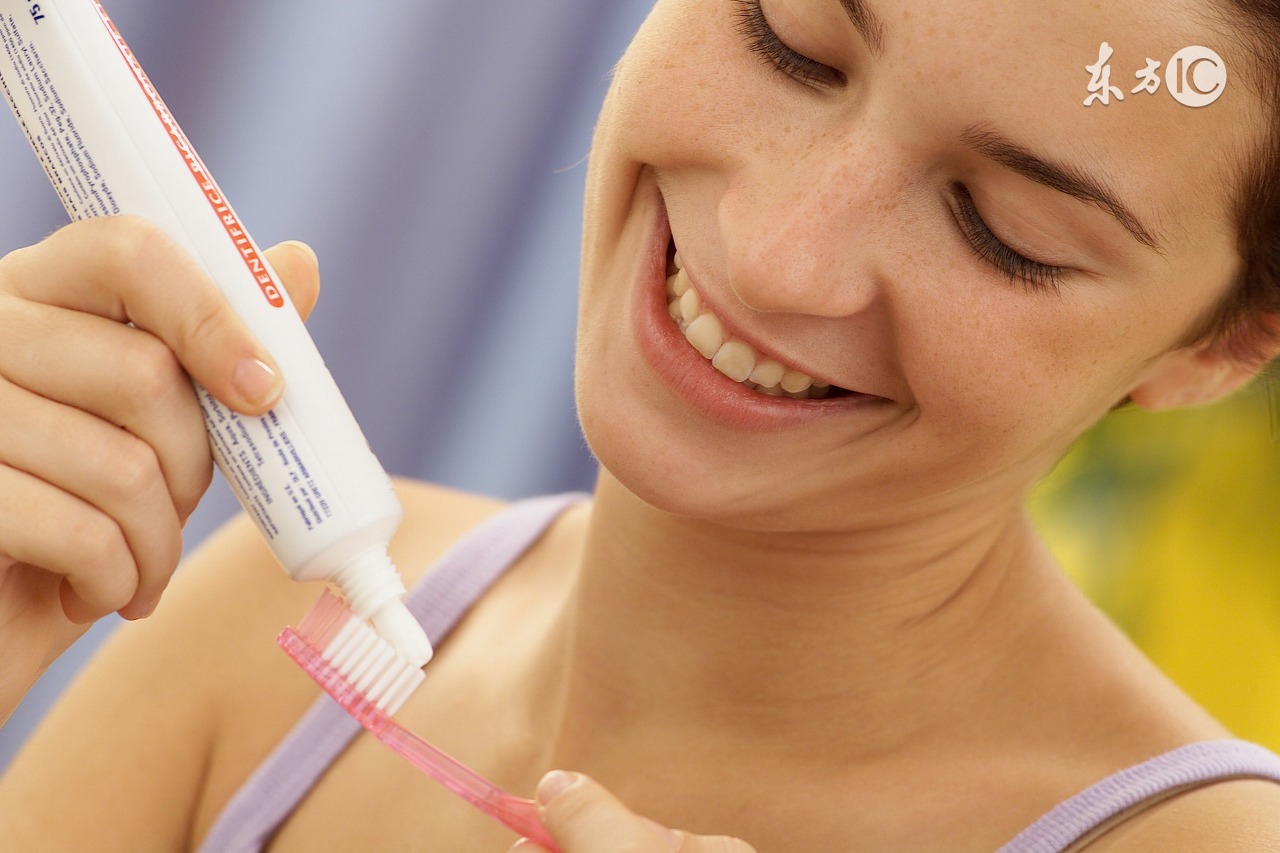 洗牙和美白牙齿能同时进行吗,洗牙使用什么牙膏美白牙齿