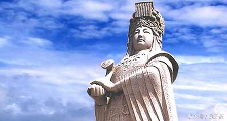 老宅摇摇欲坠，家蛇盘梁报恩，孽子活取蛇胆，遭报应终被屋梁压死