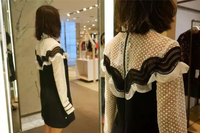 不敢去大牌店试衣服的年轻姑娘，可能永远不知道自己有多美