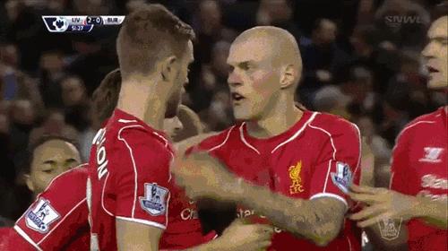 足球搞笑GIF（7）：我跟你讲，你下次再这样子进球会被打的