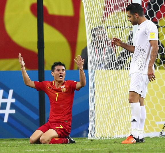 攻势足球冒险抢三分or五后卫战术守一分？选择权交给里皮！