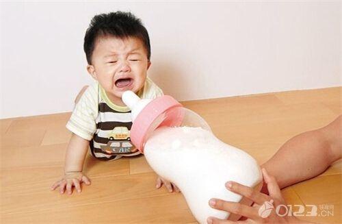 宝宝恋奶不爱吃辅食妙招,宝宝抗拒奶瓶喝奶怎么办