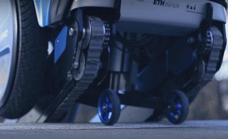 这个吊炸天的轮椅长得像坦克可以自己上楼梯