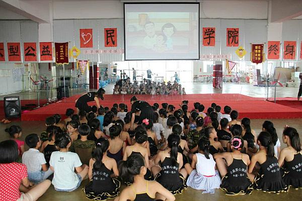 “三爱文化”是学院非常重视的教育方向《爱国爱家爱自己》