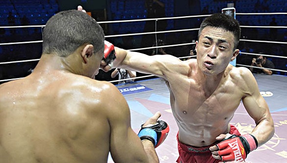 19岁的他前途无量:重拳直击巴西柔术高手面门,强势TKO获胜