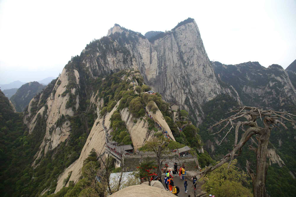 不到华山不知山之奇险,不登华山不知山峰之险
