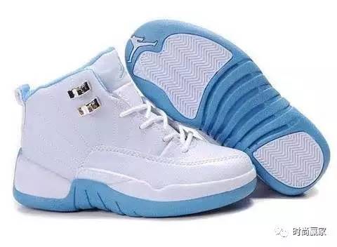 缤纷清爽的粉蓝色系球鞋，摇身成为漂漂型格少女