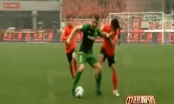 盘点中超赛程奇葩犯规,中超四大恶人名场面