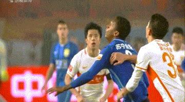 盘点中超赛程奇葩犯规,中超四大恶人名场面