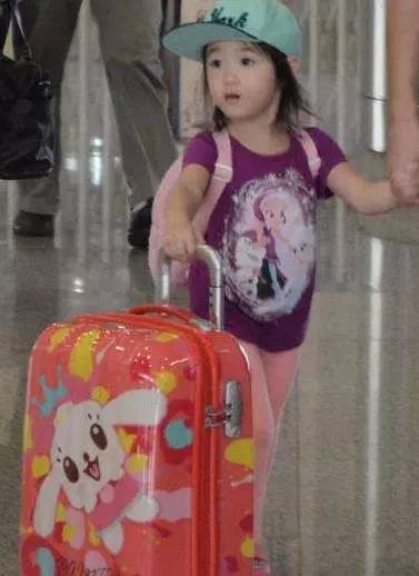 「购物」Kimi、王诗龄、多多、奥莉等星娃们最爱的11款大牌儿童行李箱！