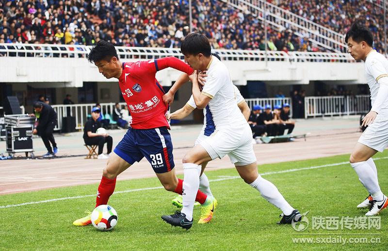 特鲁西埃亮相看台2017中国足协乙级联赛西安开幕