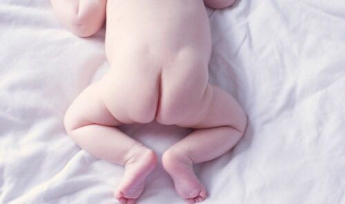 新生儿睡觉时拉屎要不要换尿不湿,宝宝红屁股怎么办崔玉涛