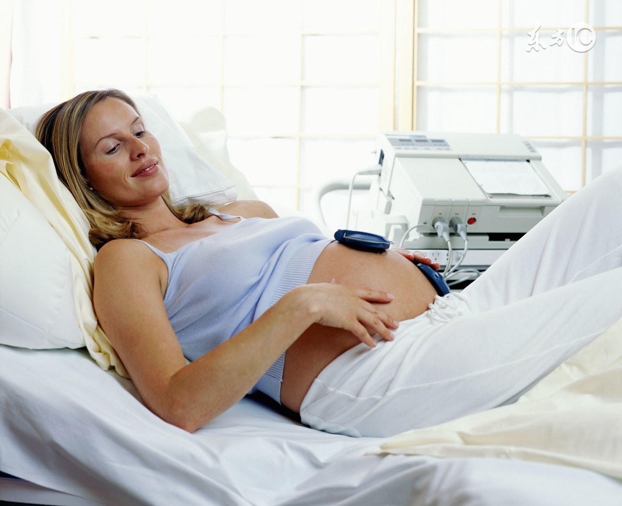 前三个月为啥出血两次,经前肚子疼阴道出血的症状有哪些