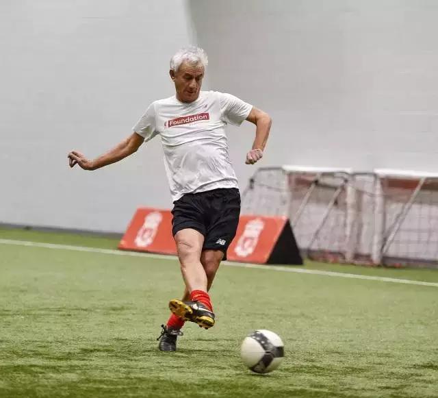 他们都穿什么篮球鞋,他们穿着什么用英语怎么说