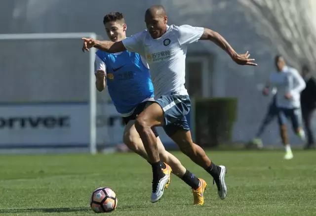 他们都穿什么篮球鞋,他们穿着什么用英语怎么说