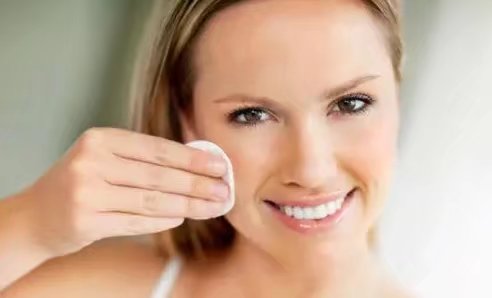 皮肤暗黄闭口痘痘多怎么办,脸部痘痘反复皮肤暗沉日常调理