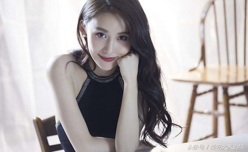 姑娘们要勇敢滴去名品店试穿衣服