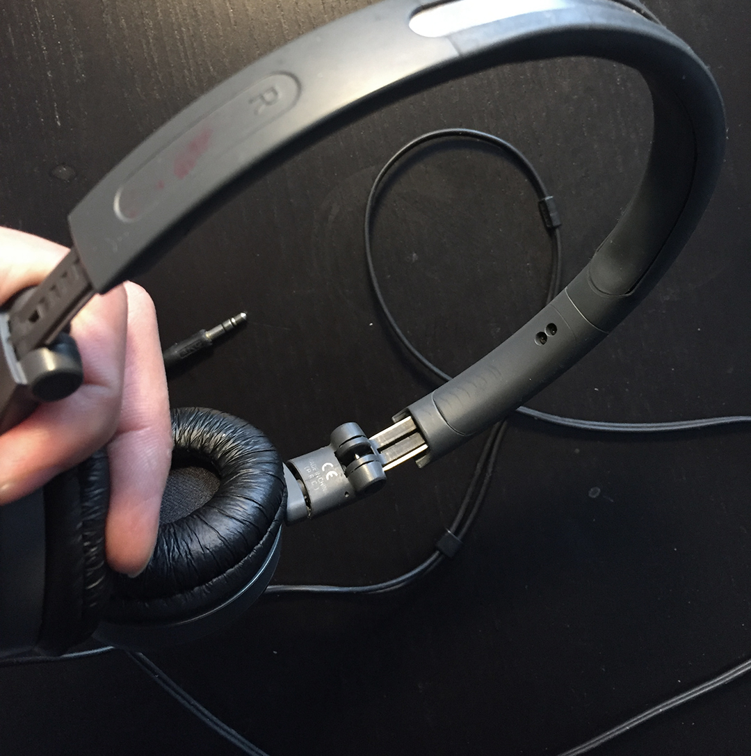 这位小屌丝，给你推荐了性价比超高的入门级耳机！他竟然带了四年