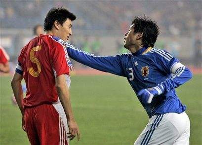 国足对日本暴力犯规日本人反应,国足硬气