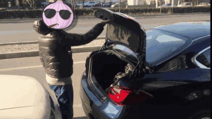 在主驾驶怎么关后备箱,车后备箱一般怎么关