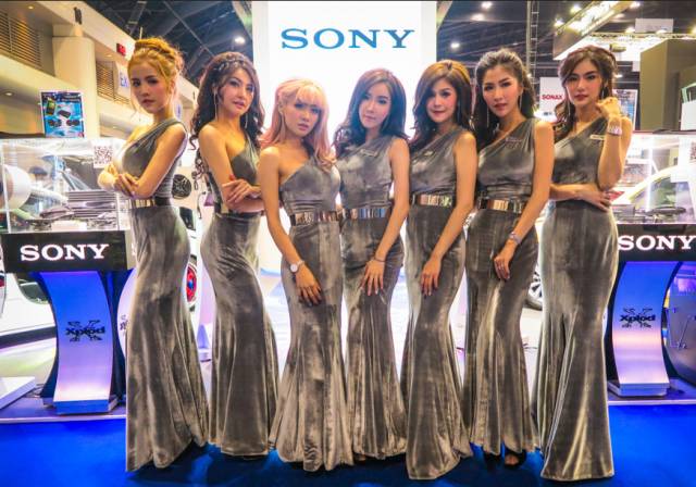 直击曼谷摩托车展美女如云，MOTOGUZZI光荣绽放