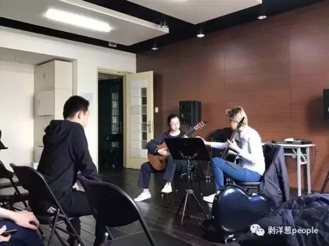 网红吉他少年视频全集,吉他少年进京