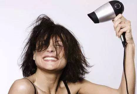 耳机第二次进水了怎么办,airpods耳机充电盒进水后如何处理