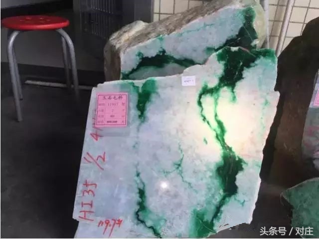 翡翠原石切割大涨开出帝王绿,翡翠原石切出来大涨的视频