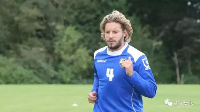 他拒绝亲吻曼联队徽，却为红魔断腿流血从不后悔！这才是真斗士