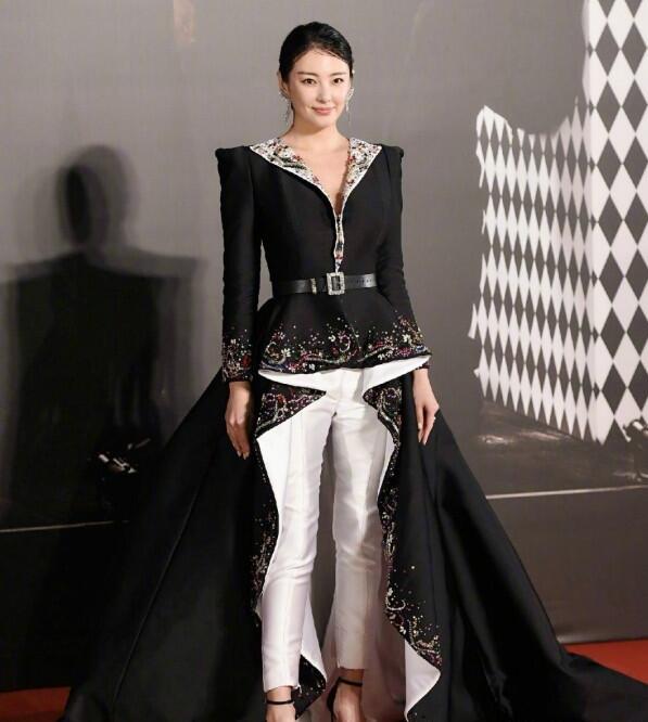 章子怡与周冬雨获奖名单,章子怡赵薇周冬雨黑礼服亮相