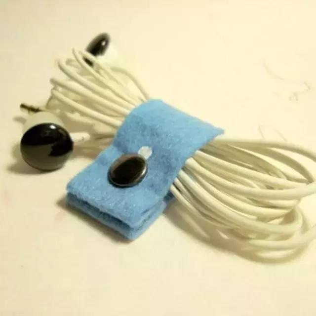 耳机线收进盒子,耳机线拔出来