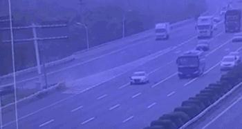 女生生西瓜,妹子吃冰镇西瓜拉肚子