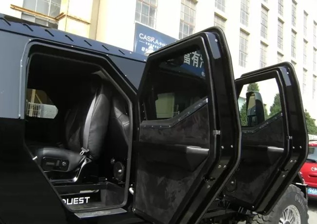 1500万骑士十五世去洗车房,工作人员直摇头:我们不洗装甲车