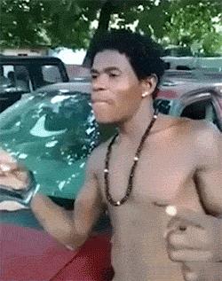 女朋友欠我四块钱，听口气还不想还，我该怎么做？