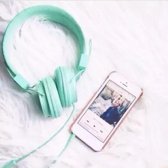 耳机线收束带,耳机线拔出来一点才可以正常使用