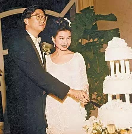 张国荣抱周润发视频,左拥右抱走向人生巅峰