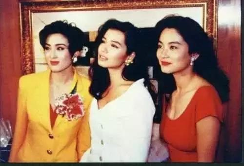 张国荣抱周润发视频,左拥右抱走向人生巅峰