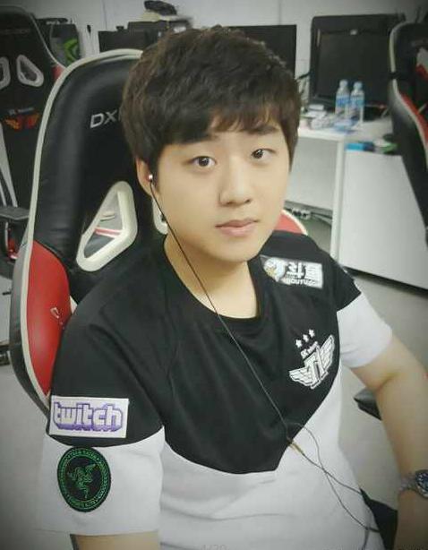 sktfaker的队服,faker红衣队服