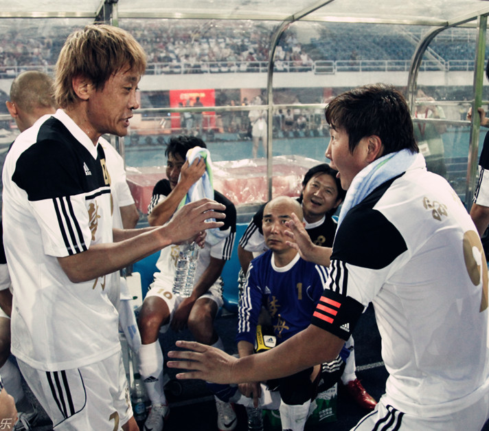 他的这粒进球，中国足坛百年难得一见！现在最爱之事：给歌王喂饼