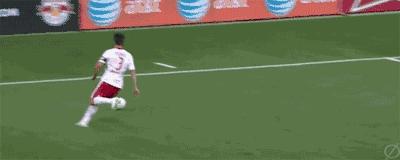 扣球过人技术动作要领,足球虚晃扣球过人