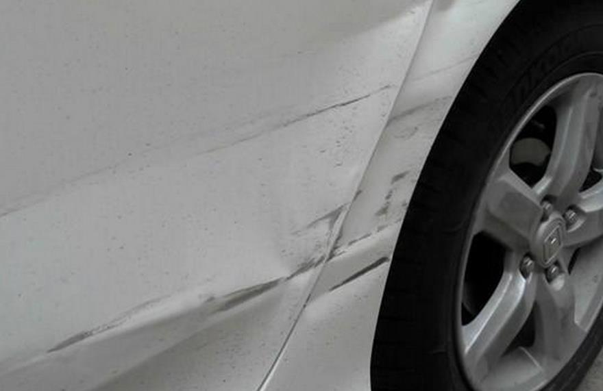 爱车被自己刮花难受怎么调整,新手开车石头刮花底盘要紧吗