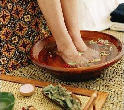 泡脚加什么可以逼出体内湿气寒气,泡脚天天泡多久能把体内湿气祛除