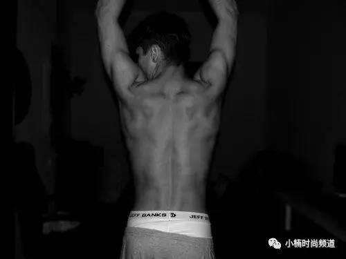 男士后背长痘痘的原因和解决方法,男性背部长满粉刺痘痘怎么解决